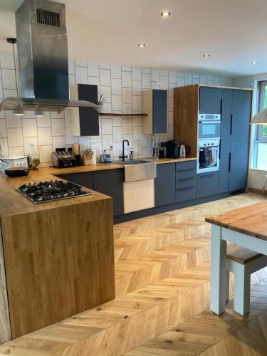 Townhouse newly refurbished quiet with private parking PERFECT for Cop26