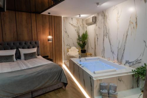 Jacuzzi Apartment Main Square 4