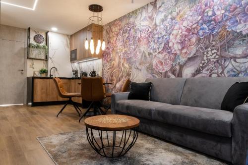 Jacuzzi Apartment Main Square 2