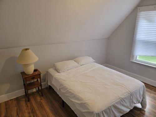 NOIR*Self-Check In* 3 BR* Parking* Kitchen* Smart TV