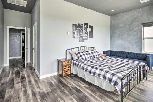 Rustic 4-Story Rooftop Spectacular Downtown View - image 9