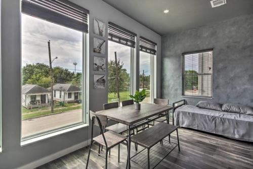 Rustic 4-Story Rooftop Spectacular Downtown View - image 2