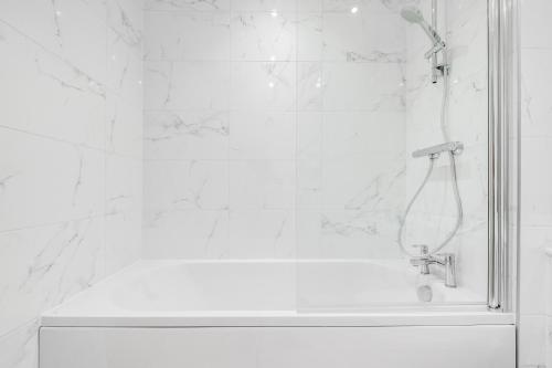 MAEVELA Apartments - Orange Luxury 1 Bed Apartment - 5 Min walk from Bullring - Cube - Mailbox - New