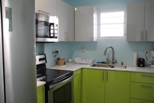 Near Beach Renovated Economical Sleeps upto 16 - image 9