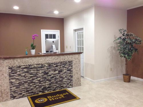 All Suites Inn Budget Host in Lewisburg, USA