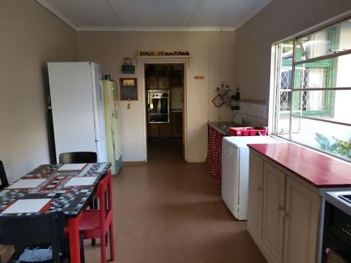 廚房, 德拉肯斯堡叢林背包客旅館 (Drakensberg Bush Lodge and Backpackers) in 溫特頓
