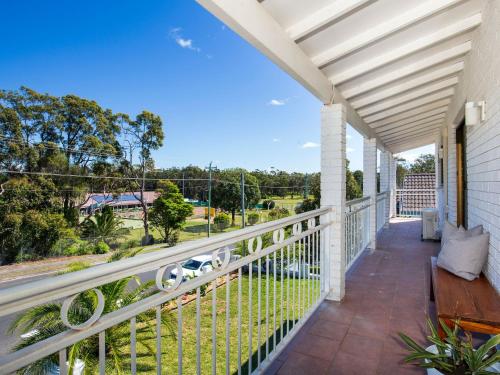 Whitewash I Pet Friendly I 5 Mins Walk to Beach - image 4