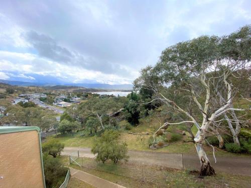 Alpine Mountain View 18 4 bedroom Jindabyne Unit with Wifi