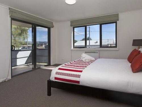 Northview 2 - Modern 2BR Townhouse l Lake View l Central Location l Spa Bath l WiFi, Jindabyne (Foto 3)