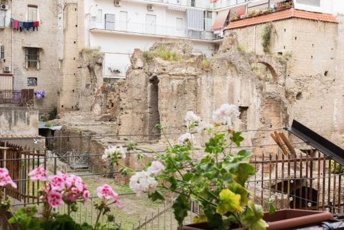 Bobbò house II, la finestra sugli scavi, Naples