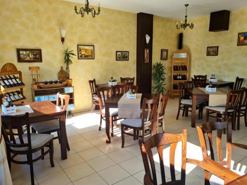 Family Hotel Bela - image 6