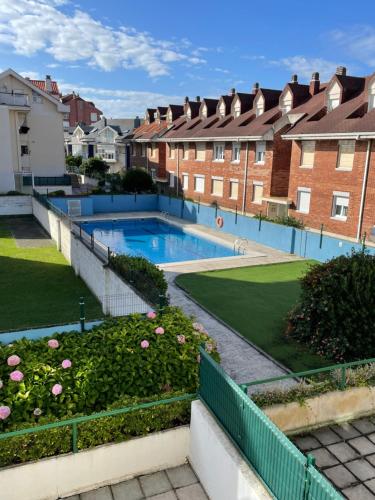 Apartamento con piscina y WIFI a 100 metros de la playa en Somo