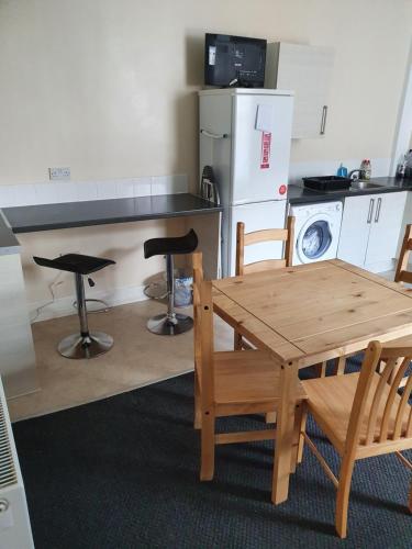 12 person Apartment 8 mins to Liverpool City - image 3