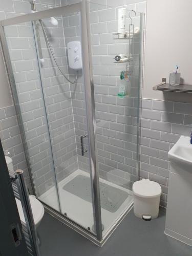 12 person Apartment 8 mins to Liverpool City - image 4