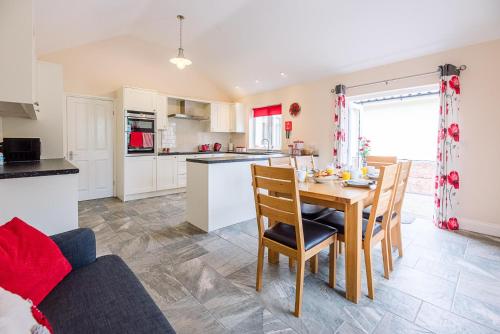 Grove Farm Bungalow with swimming pool, Dallinghoo in Dallinghoo