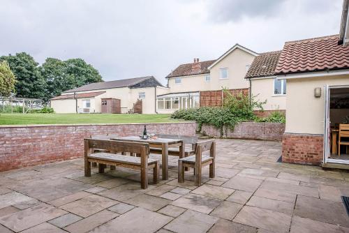 Grove Farm Bungalow with swimming pool, Dallinghoo in Dallinghoo