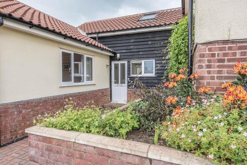 Grove Farm Bungalow with swimming pool, Dallinghoo in Dallinghoo
