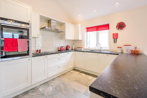 Grove Farm Bungalow with swimming pool, Dallinghoo in Dallinghoo