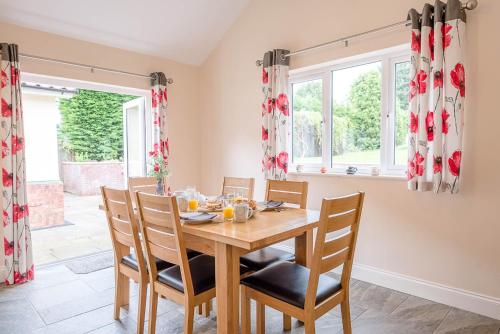 Grove Farm Bungalow with swimming pool, Dallinghoo in Dallinghoo
