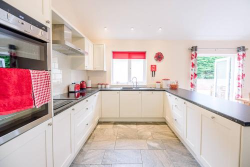 Grove Farm Bungalow with swimming pool, Dallinghoo in Dallinghoo