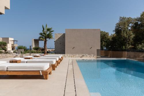 Amalthia Villa, Heated Pool & Walk to the Beach, By ThinkVilla, Tavronitis