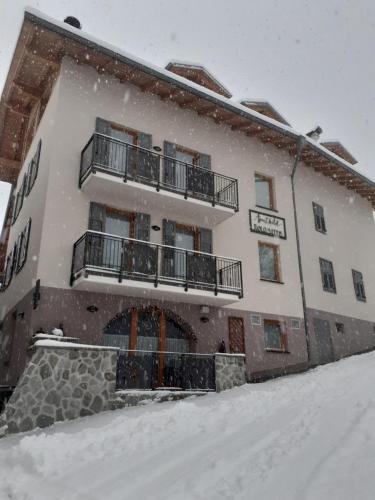 Aparthotel Dolomites Living&Relax - Accommodation - Commezzadura