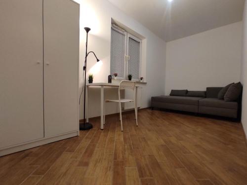 Nice room with 2 shared bathrooms ,WC , 2km to old town -100m from Metro Szwedzka - Warsaw