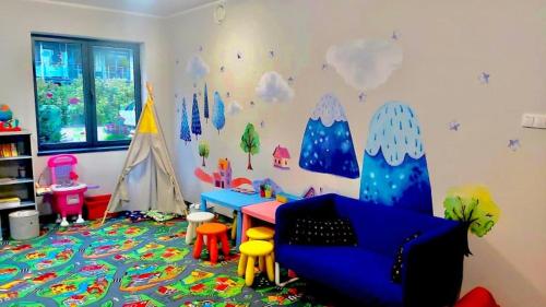 คลับสำหรับเด็ก, Szklane Domy in กูตือ