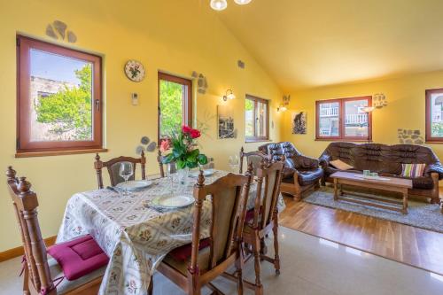 Three-Bedroom Holiday Home  image 10