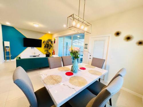 New, luxury 5Br ~Private Pool at Windsor Island