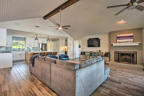 Malakoff Home with Deck andFire Pit on Cedar Creek Lake - image 6