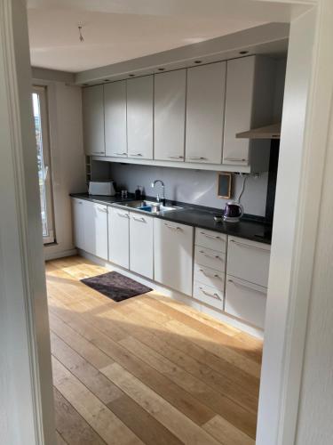 Lichtrijk mooi appartement met zicht op hof van Roosendael in Merksem