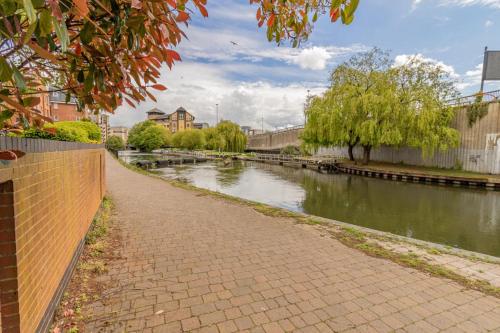 RiverView 1 Bed Apartment with Parking by CozyNest