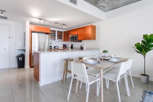 Relax Family at Midtown w FREE parking & Great POOL 1019