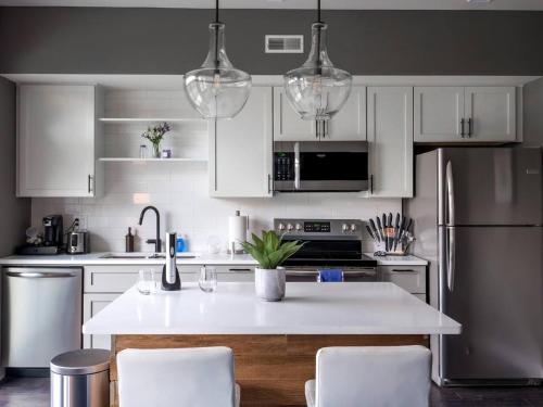 1 Bedroom Luxury Condo Minutes from Downtown- D2