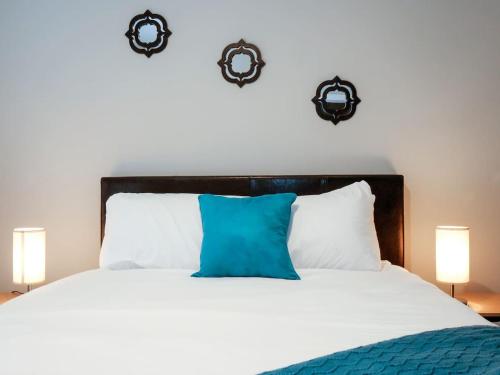 Luxury Condo with In-Suite Laundry- Mins from Downtown E6