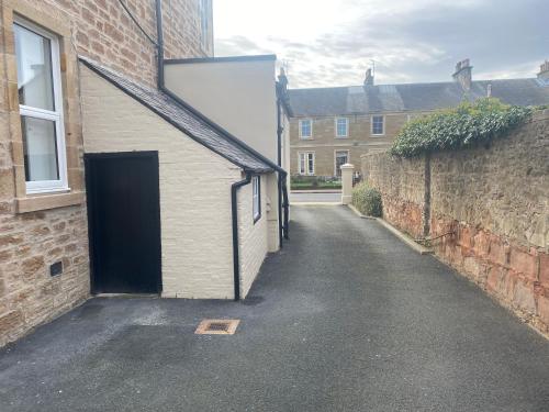 Miller House Courtyard - main image