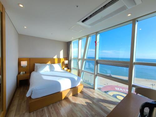 Standard Double Room with Ocean View image 10