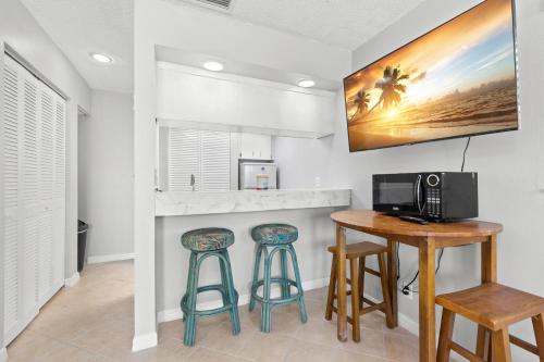 Seabreeze 1 1 Bedroom Walk to Beach Pet Friendly WiFi Sleeps 4 - main image