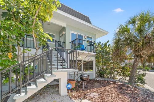Seabreeze 1 1 Bedroom Walk to Beach Pet Friendly WiFi Sleeps 4 - image 8