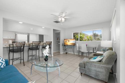 Seabreeze 2 2BR Across from Beach WiFi Pet Friendly Sleeps 6 - image 7
