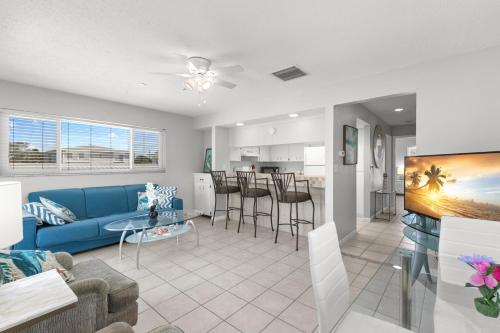 Seabreeze 2 2BR Across from Beach WiFi Pet Friendly Sleeps 6 - image 10