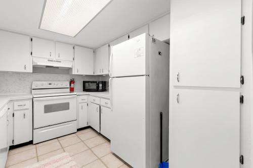 Seabreeze 2 2BR Across from Beach WiFi Pet Friendly Sleeps 6 - image 14
