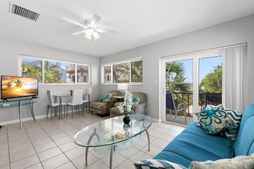 Seabreeze 2 2BR Across from Beach WiFi Pet Friendly Sleeps 6 - main image