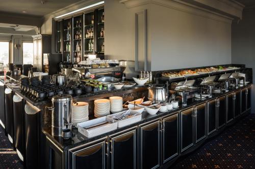 طعام و مشروبات, Grand Royal in تشيرنيفستي