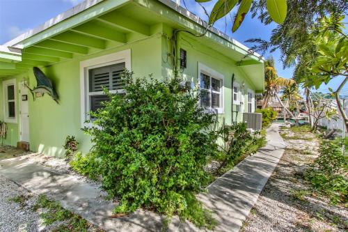 Latitude Adjustment 2bed/2bath updated half duplex with cabana club & dockage - image 6