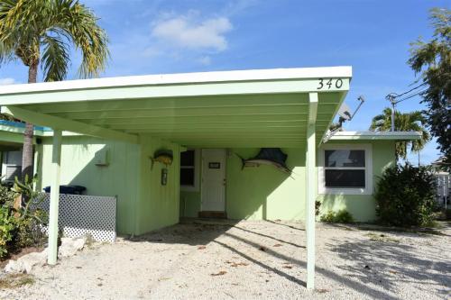Latitude Adjustment 2bed/2bath updated half duplex with cabana club & dockage - image 2
