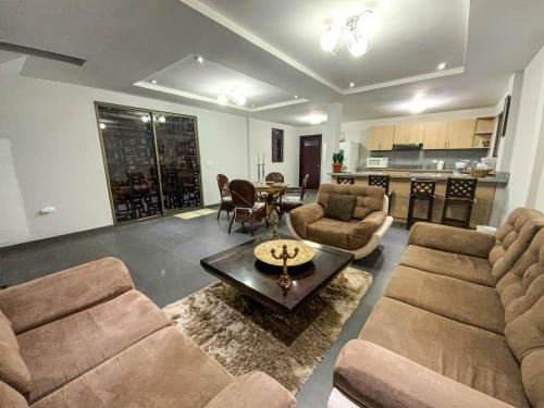King Bed, Familiar Duplex, Vista al Rio, Enormes Habitaciones, Parking, GYM & PISCINA!
