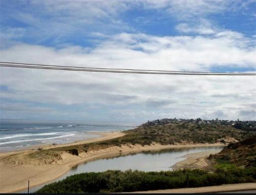 Unwind at Port Noarlunga Beachfront Chalet