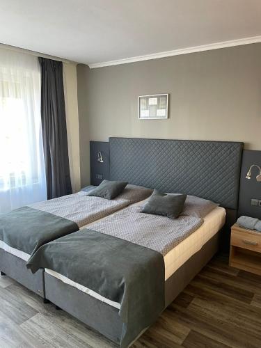 1 king bed, 2 twin beds